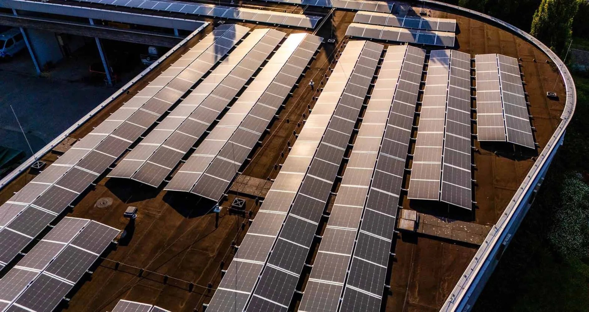 Dat Amsterdam de subsidieregeling voor duurzaam geproduceerde zonnepanelen verlengt en aanscherpt, is een belangrijke ontwikkeling. De energietransitie wordt pas echt duurzaam als we niet alleen kijken naar hoeveel groene stroom een zonnepaneel opwekt, maar ook naar hoe en waarvan het wordt ge...
