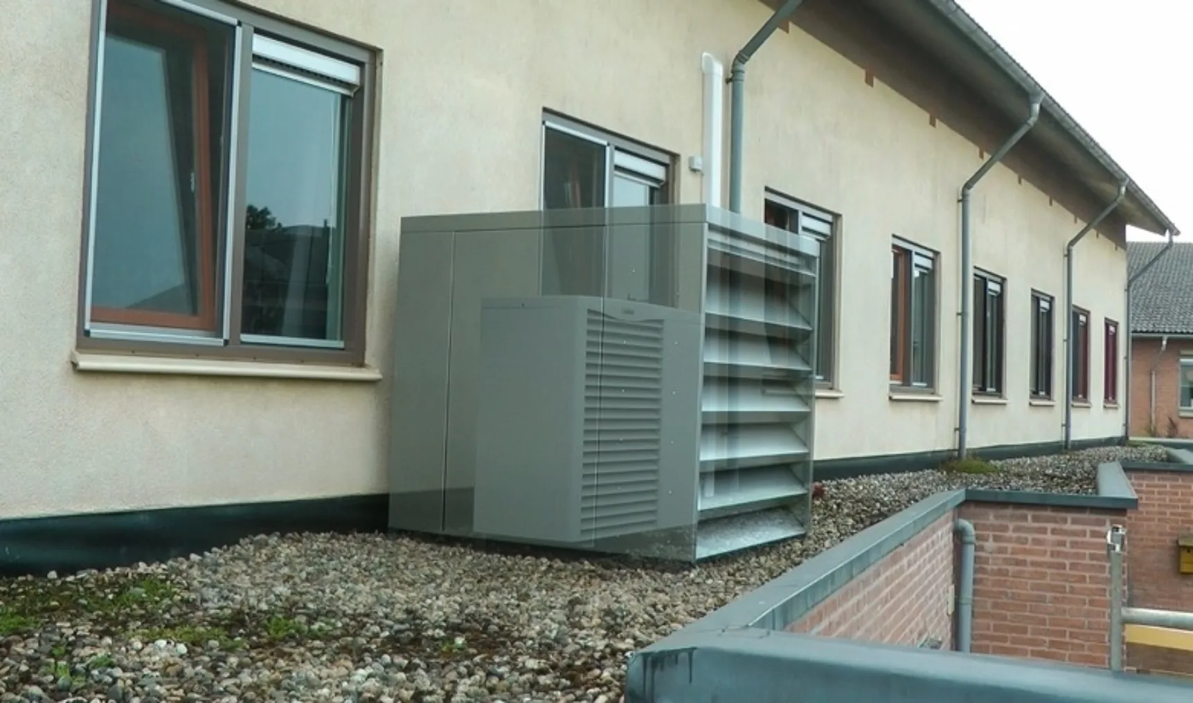 Warmtepompomkastin voor en na