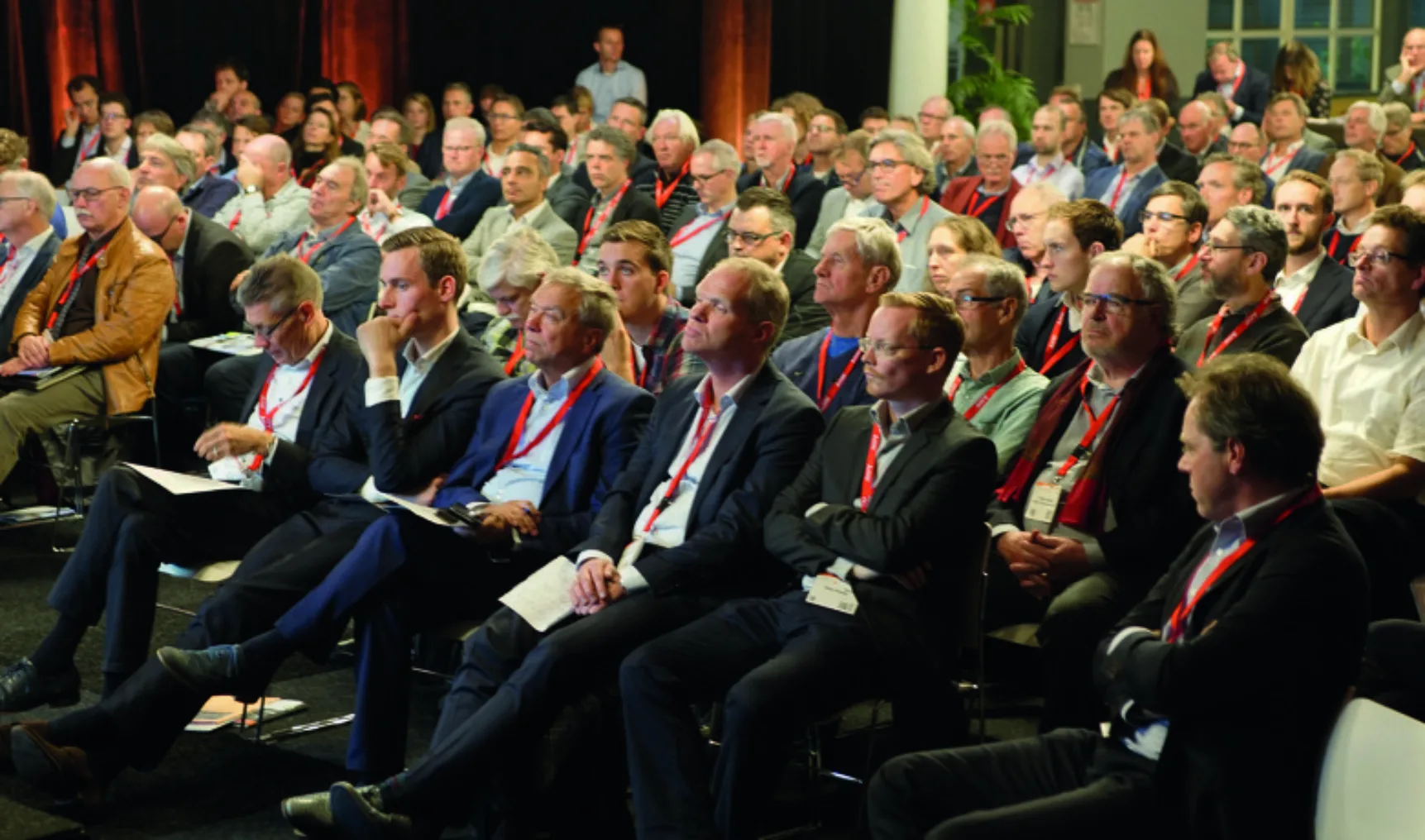 Bezoekers grote zaal