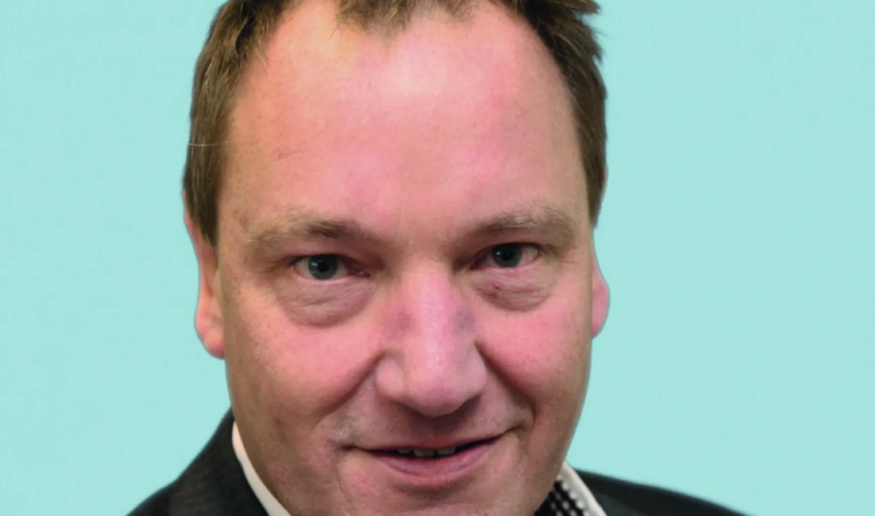 Thomas Mulder liggend minder rood