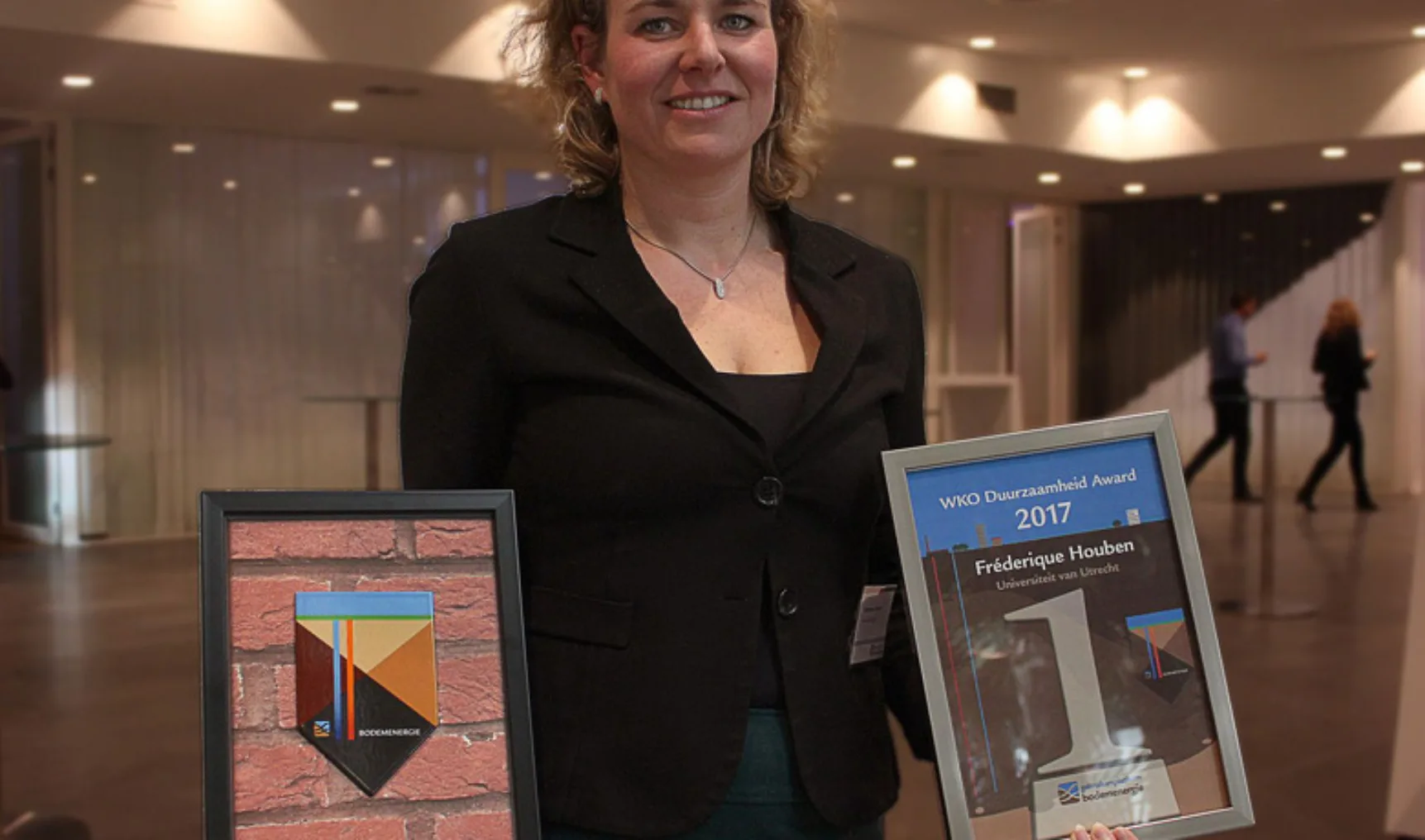 1 frederique houben winnaar wko duurzaamheid award 2017 met certificaat en schildje med 1