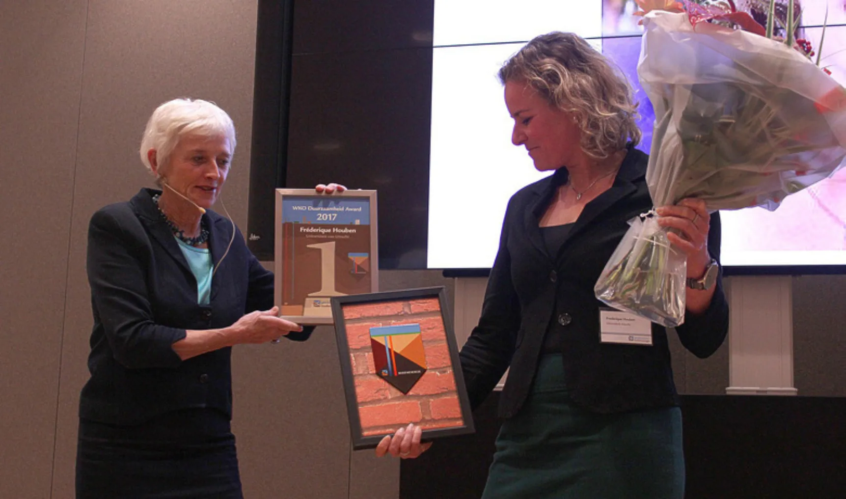 3 jacqueline cramer rijkt prijs uit aan frederique houben med 1