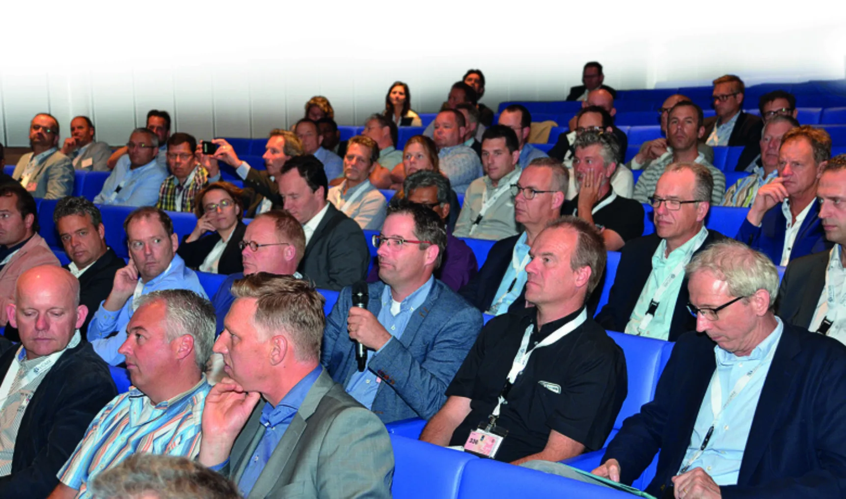Belangstellenden in de zaal 1wit