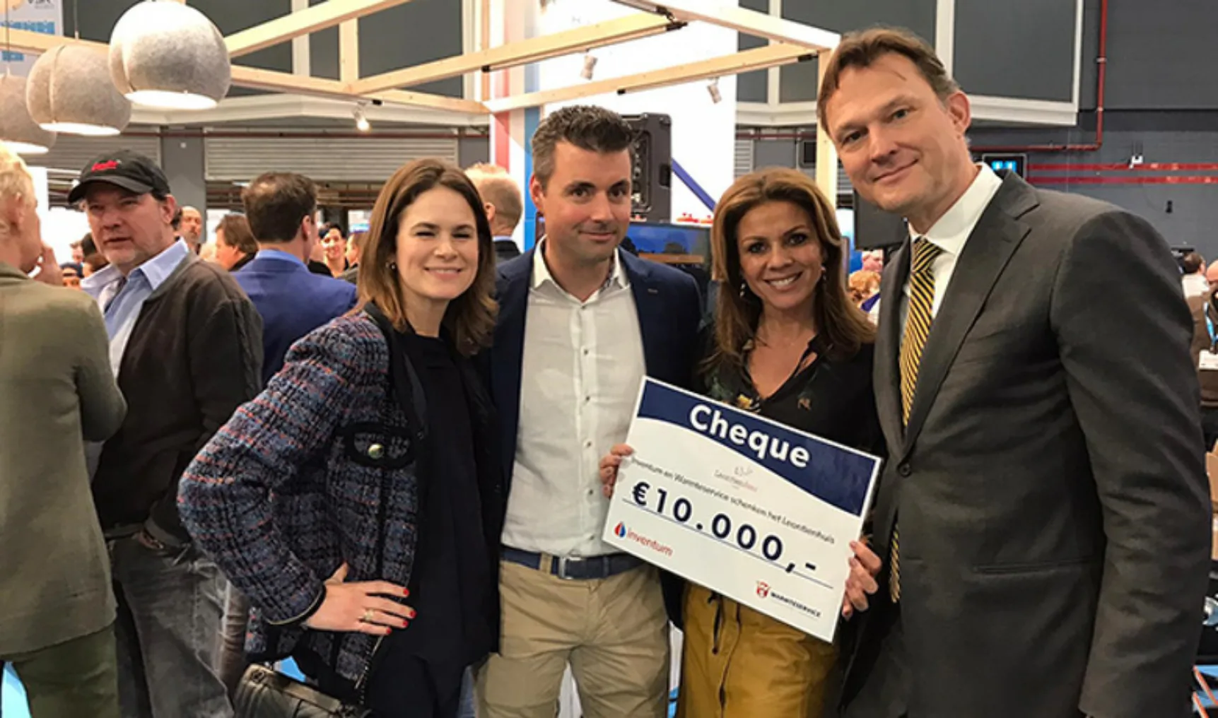 IT 202002 Cheque overdracht Inventum en Warmteservice aan het Leontienhuis 650x383