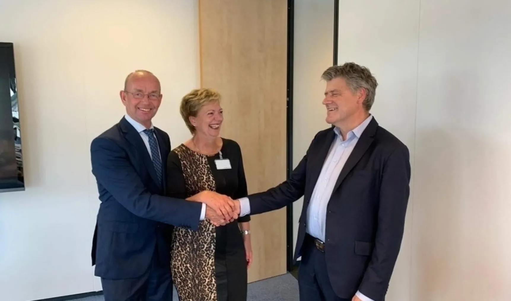 Ondertekening door Elze Meijering en Andries en Jolanda Huisman