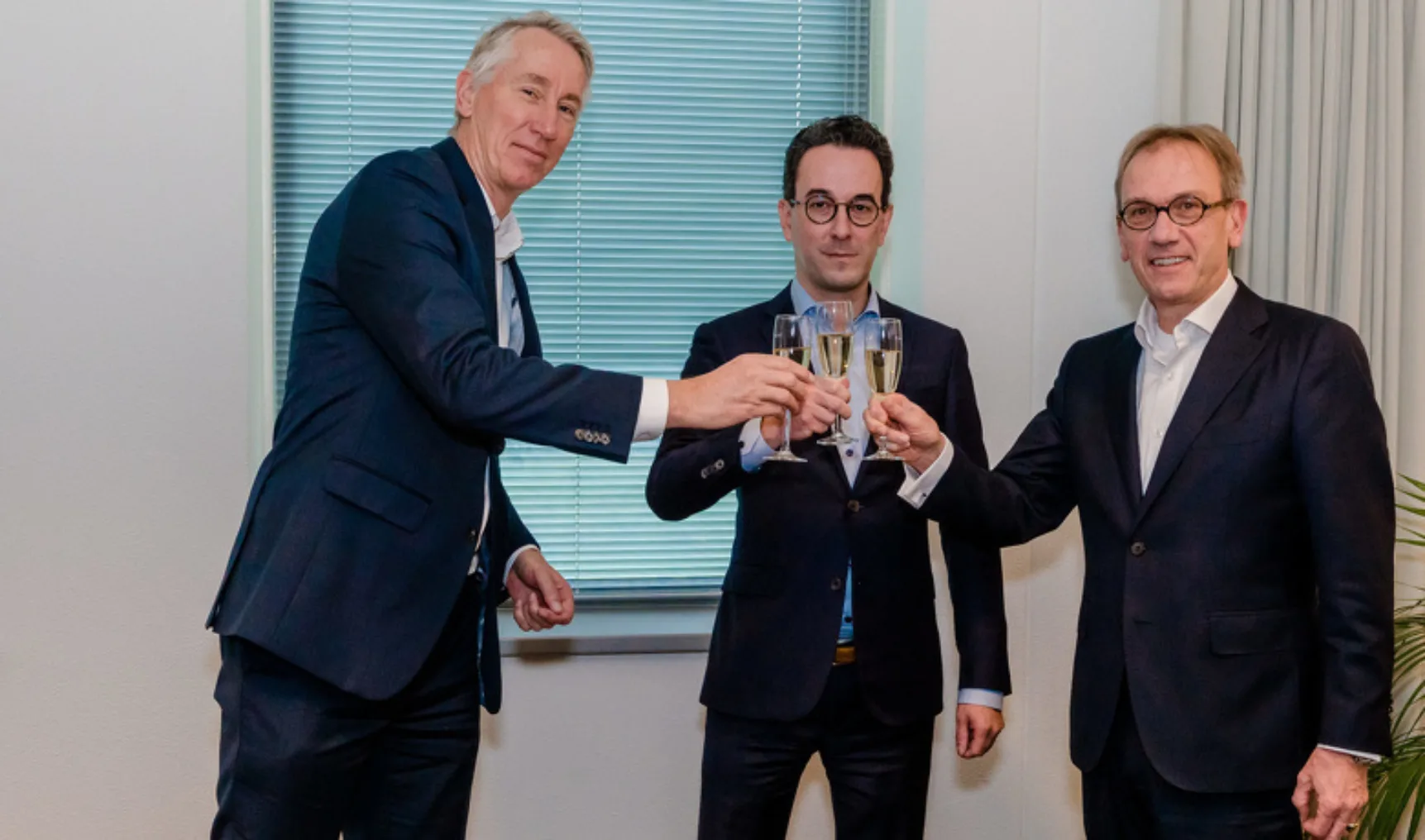 Viering contractondertekening vlnr Bert Moser CFO Unica Marco Verbeek algemeen directeur Synto en John Quist CEO Unica